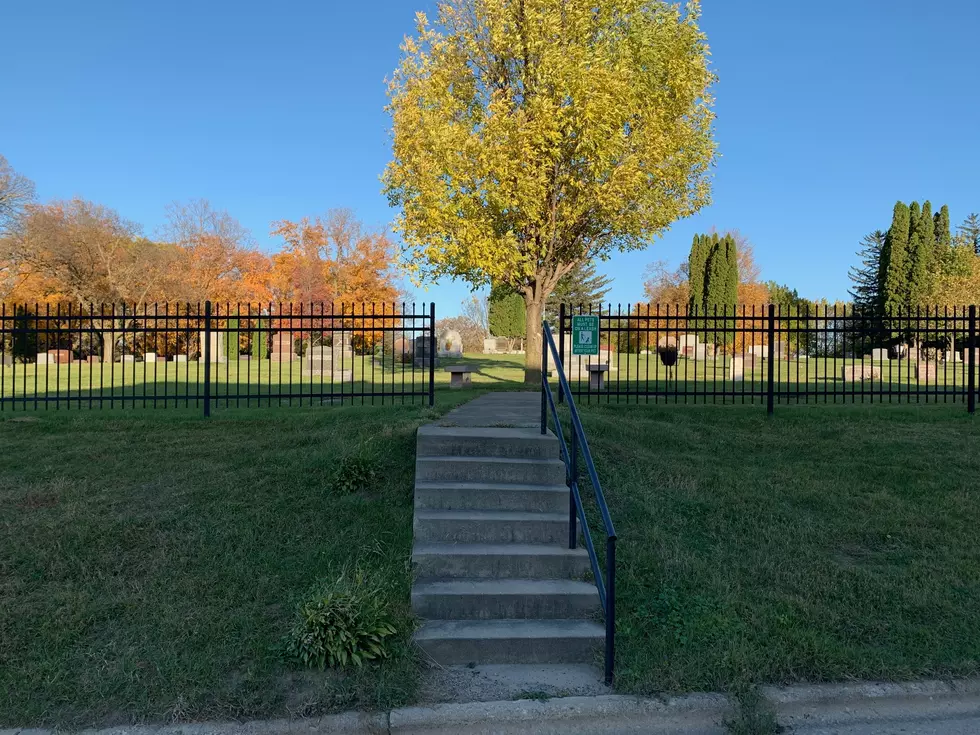 Kenyon Historical Society Hosts Cemetery Walk